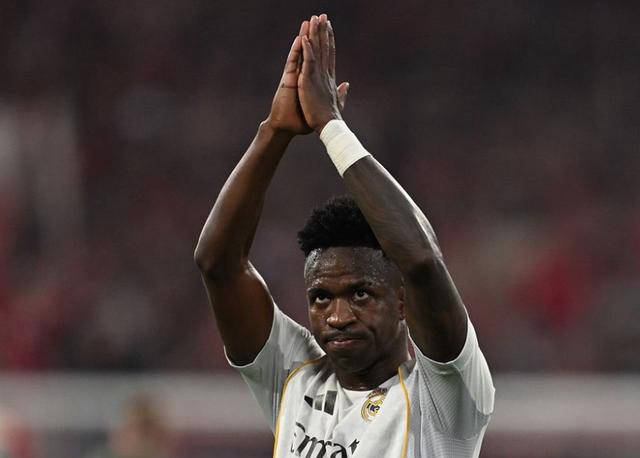 欧冠失利！皇马两位巨星发生争执，维尼修斯反击贝林：“闭嘴！”